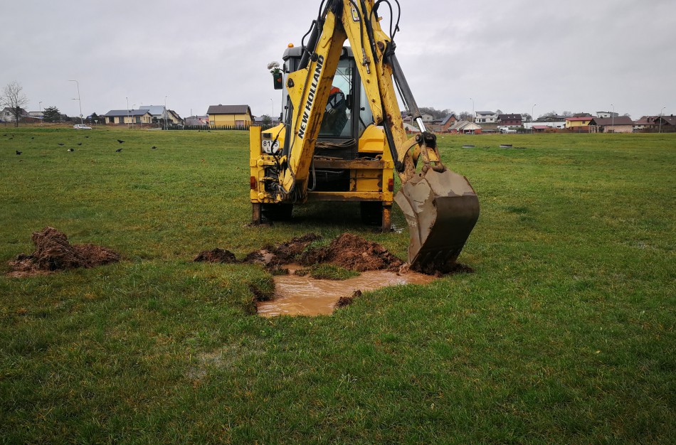 Dėl trūkusio vamzdžio keturių namų gyventojams laikinai nutrauktas vandens tiekimas