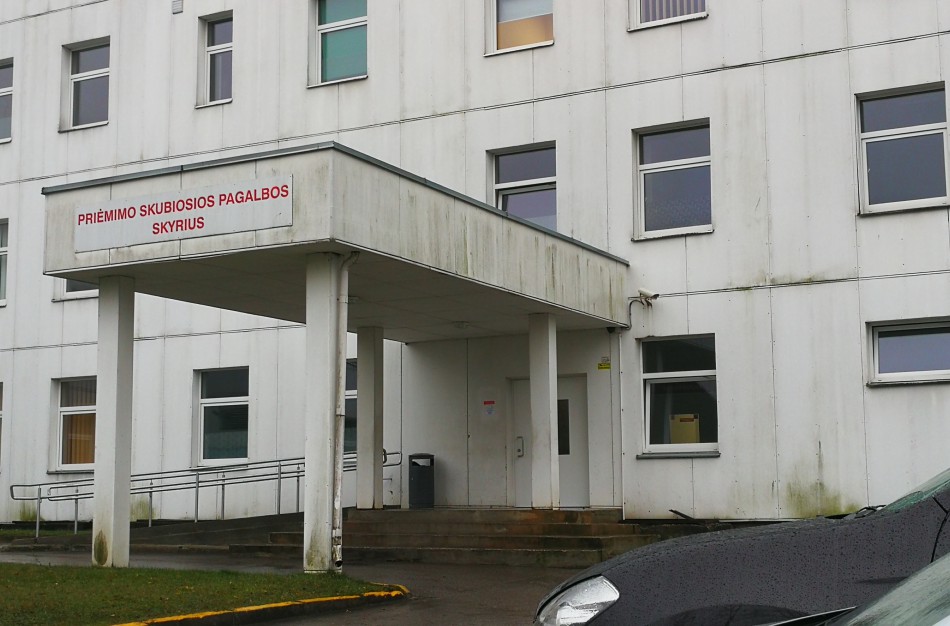 Naktį sudaužytas Priėmimo - skubios pagalbos skyriaus lauko durų stiklas