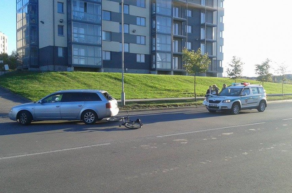 Žemaitės gatvėje automobilis partrenkė dviratininką