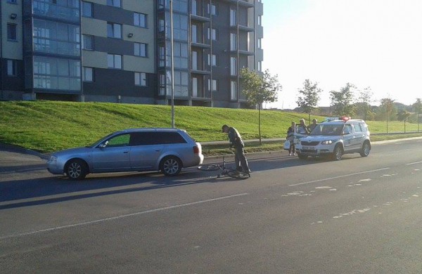Žemaitės gatvėje automobilis partrenkė dviratininką