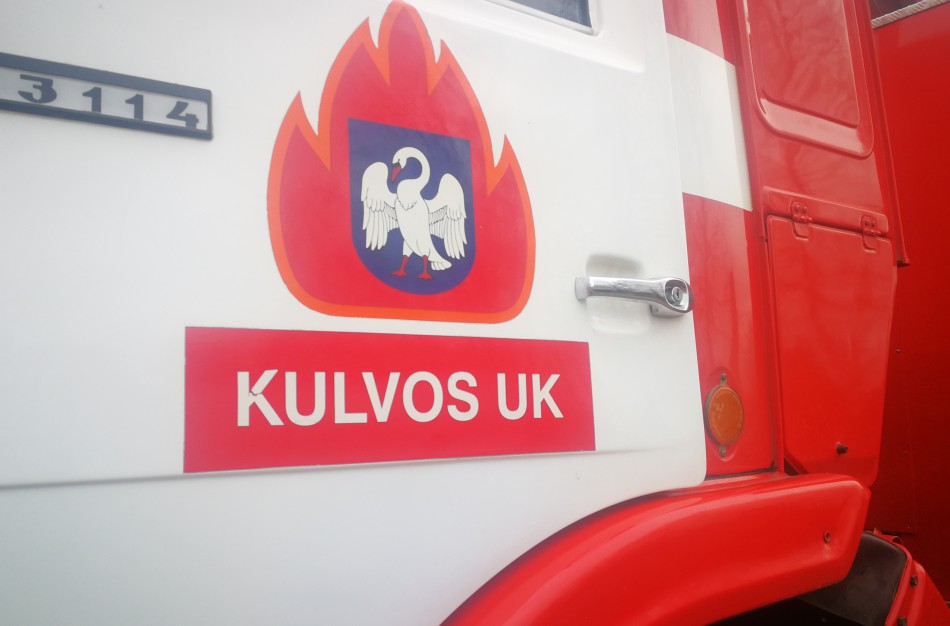 Kulvos seniūnijoje degė medinis angaras