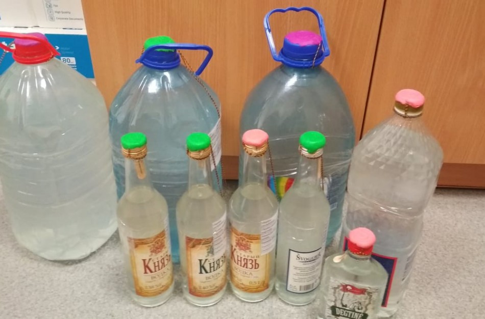 Netikėtas radinys Jonavoje. Pareigūnai įspėja – tokie alkoholio gaminiai gali būti pavojingi sveikatai