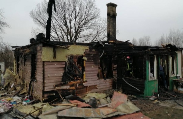 Savaitgalį pleškėjo namai, pirtys, ūkiniai pastatai, automobiliai 