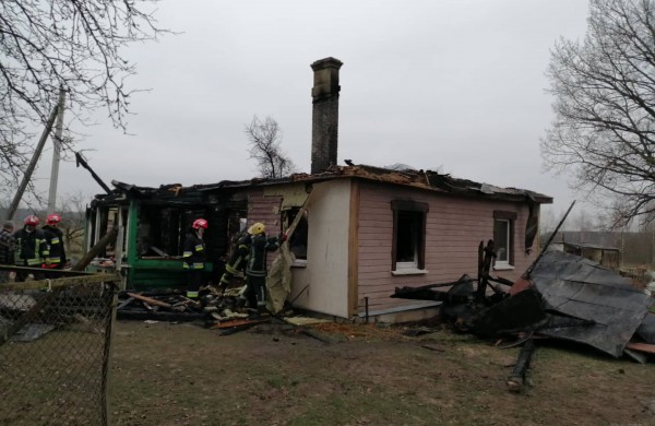 Savaitgalį pleškėjo namai, pirtys, ūkiniai pastatai, automobiliai 