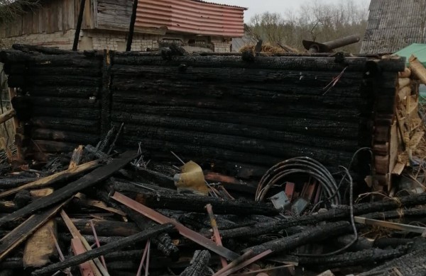 Savaitgalį pleškėjo namai, pirtys, ūkiniai pastatai, automobiliai 