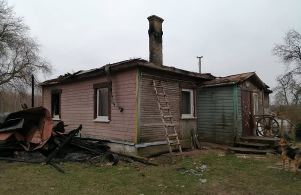 Savaitgalį pleškėjo namai, pirtys, ūkiniai pastatai, automobiliai 