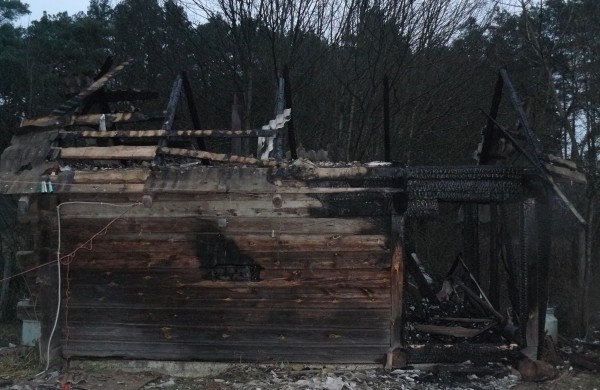 Savaitgalį pleškėjo namai, pirtys, ūkiniai pastatai, automobiliai 