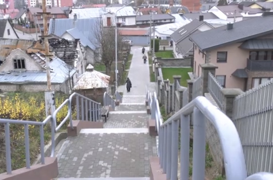 Po Kosmonautų gatvėje įvykdyto plėšimo – klausimų apie laiptų apšvietimą gausa