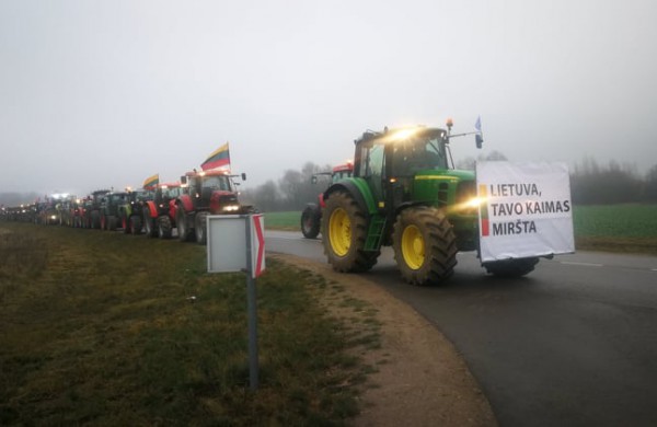 Į Jonavos gatves traktoriais išriedėję ūkininkai tikisi būti išgirsti