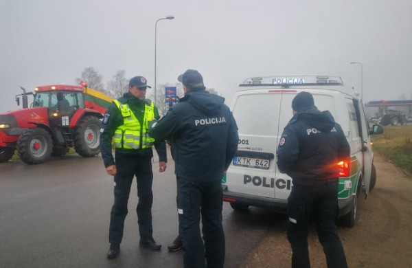 Į Jonavos gatves traktoriais išriedėję ūkininkai tikisi būti išgirsti