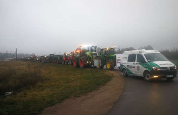 Į Jonavos gatves traktoriais išriedėję ūkininkai tikisi būti išgirsti
