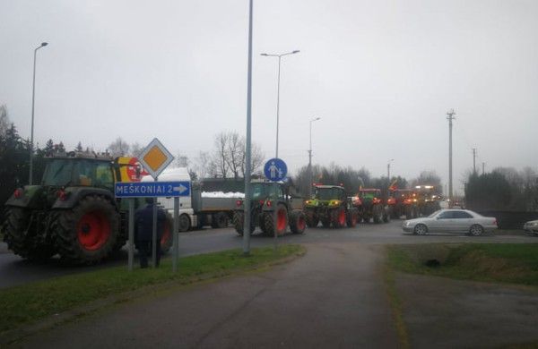 Į Jonavos gatves traktoriais išriedėję ūkininkai tikisi būti išgirsti