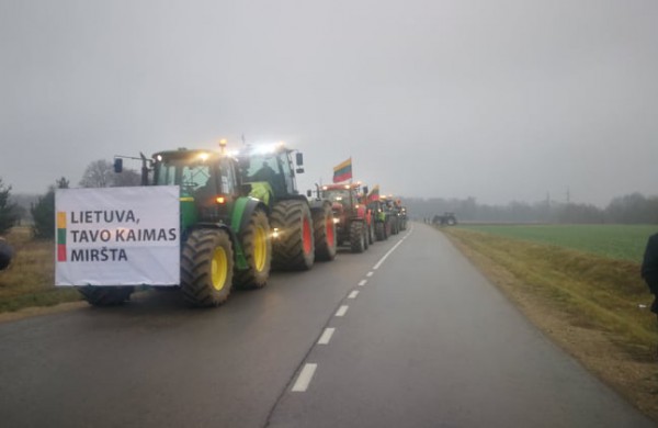 Į Jonavos gatves traktoriais išriedėję ūkininkai tikisi būti išgirsti
