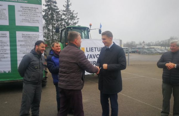 Į Jonavos gatves traktoriais išriedėję ūkininkai tikisi būti išgirsti