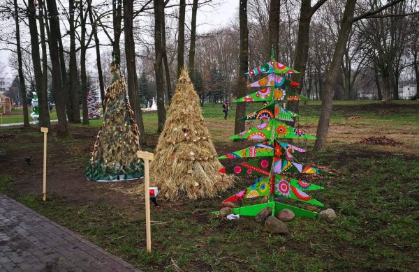 Miesto parke kuriasi stebuklingas kalėdinių eglučių miestelis 