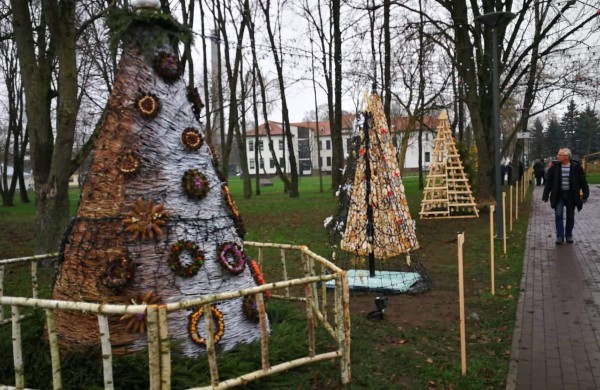 Miesto parke kuriasi stebuklingas kalėdinių eglučių miestelis 