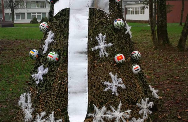 Miesto parke kuriasi stebuklingas kalėdinių eglučių miestelis 