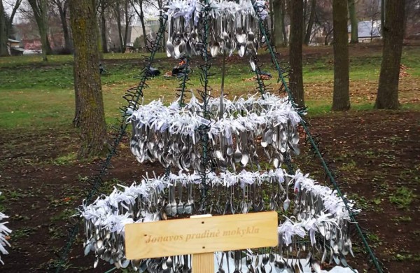 Miesto parke kuriasi stebuklingas kalėdinių eglučių miestelis 