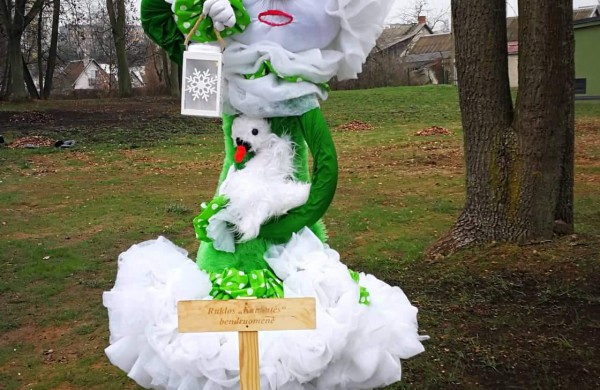 Miesto parke kuriasi stebuklingas kalėdinių eglučių miestelis 