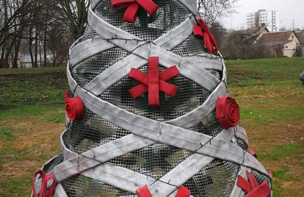 Miesto parke kuriasi stebuklingas kalėdinių eglučių miestelis 