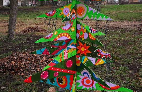 Miesto parke kuriasi stebuklingas kalėdinių eglučių miestelis 