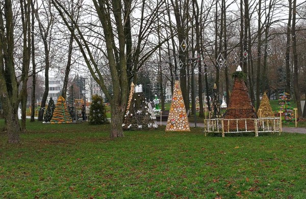 Miesto parke kuriasi stebuklingas kalėdinių eglučių miestelis 