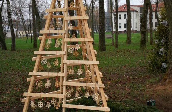 Miesto parke kuriasi stebuklingas kalėdinių eglučių miestelis 