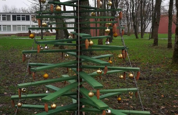 Miesto parke kuriasi stebuklingas kalėdinių eglučių miestelis 