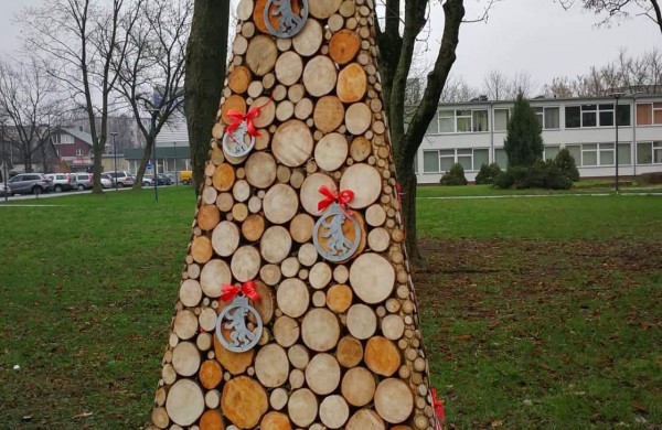 Miesto parke kuriasi stebuklingas kalėdinių eglučių miestelis 