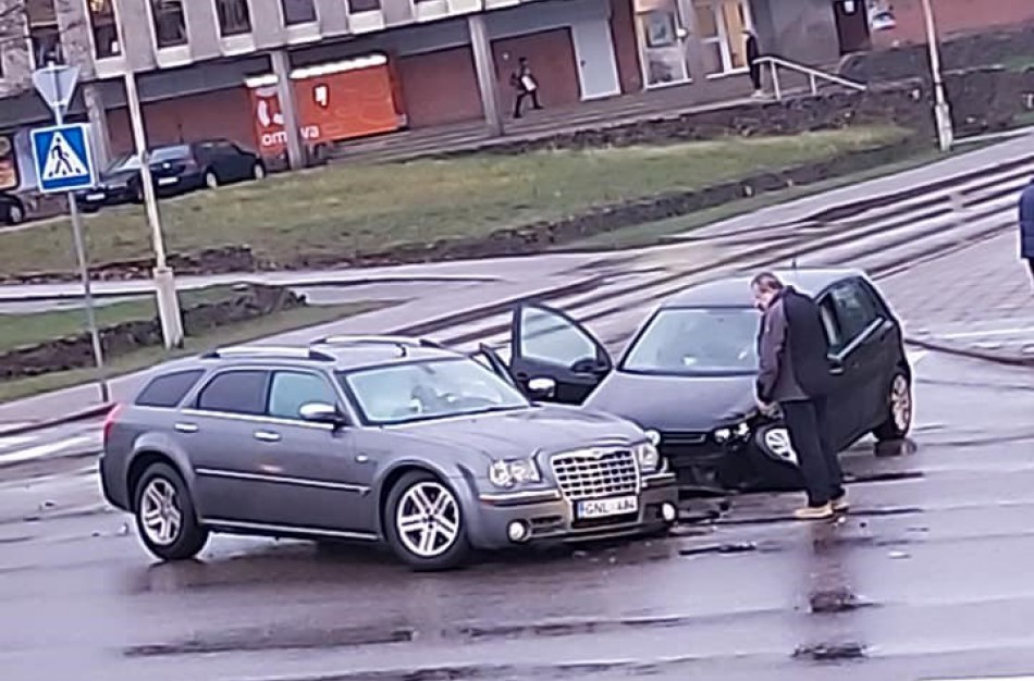 Avarija avaringoje sankryžoje