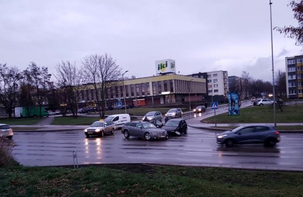 Avarija avaringoje sankryžoje