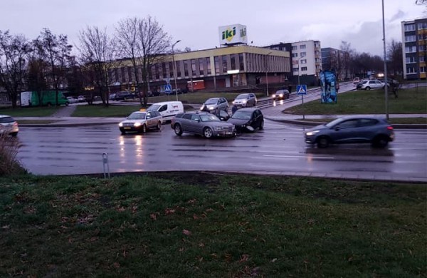 Avarija avaringoje sankryžoje