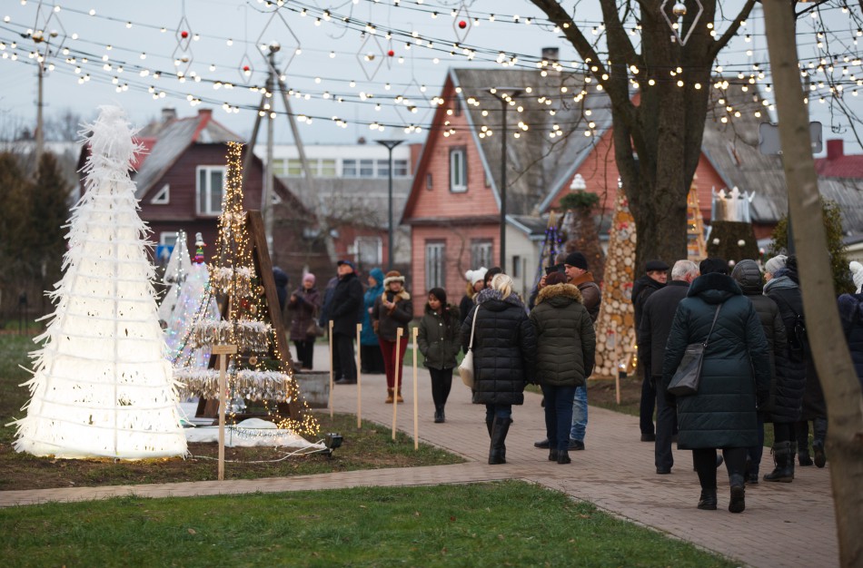 Jonavoje atidarytas unikalus Kalėdinių eglučių miestelis