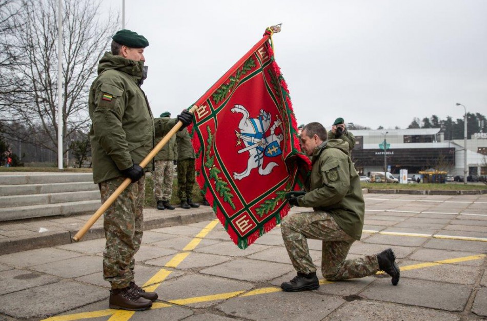 Mokymo ir doktrinų kovinė vėliava perduota plk. Mindaugui Steponavičiui
