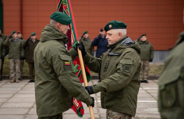 Mokymo ir doktrinų kovinė vėliava perduota plk. Mindaugui Steponavičiui