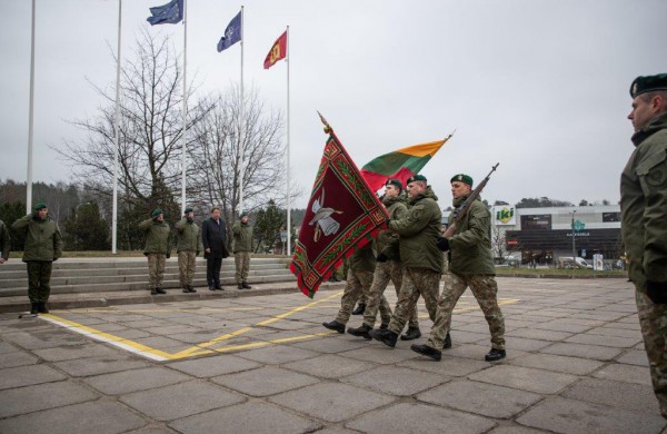 Mokymo ir doktrinų kovinė vėliava perduota plk. Mindaugui Steponavičiui