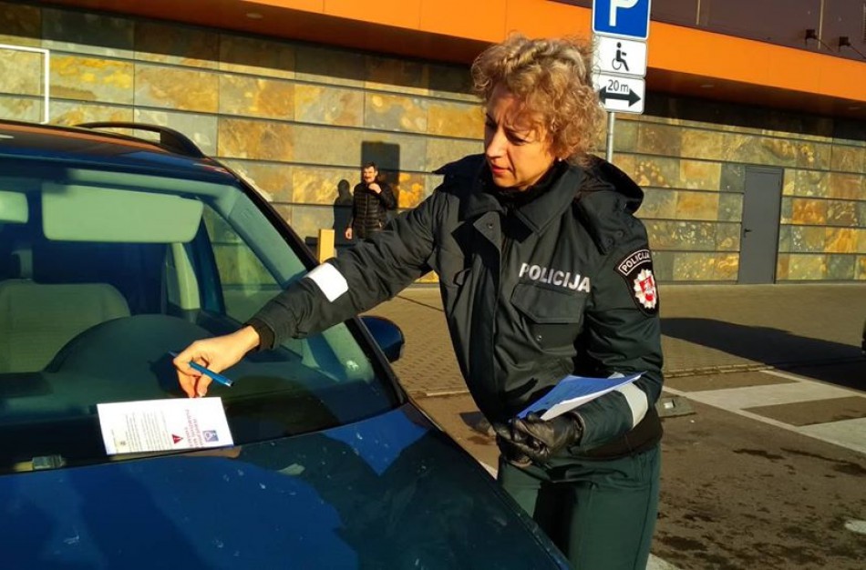 Jonavoje - prevencinė akcija ,,Oficialus perspėjimas":  bendruomenės pareigūnės tikrina, kaip laikomasi ženklo „Neįgalusis“ 