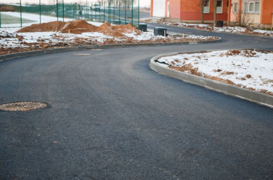 Darbai Chemikų gatvėje įsibėgėja, tačiau gyventojai ir toliau nerimauja dėl automobilių parkavimo 