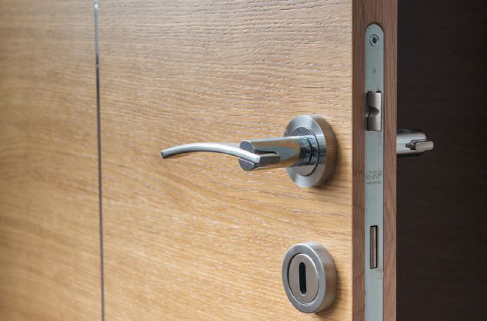 Skaitytojas perspėja: vėl pastebėtos įtartinos, durų rankenas klibinančios moterys