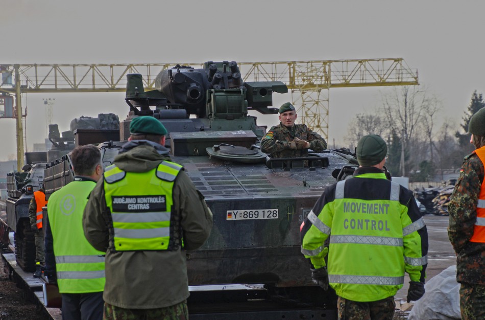 NATO priešakinių pajėgų bataliono specialistai treniravosi gabenti karines atsargas į Lietuvą