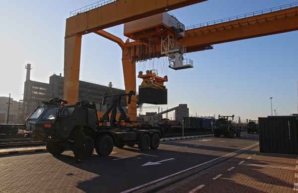 NATO priešakinių pajėgų bataliono specialistai treniravosi gabenti karines atsargas į Lietuvą