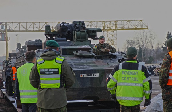 NATO priešakinių pajėgų bataliono specialistai treniravosi gabenti karines atsargas į Lietuvą