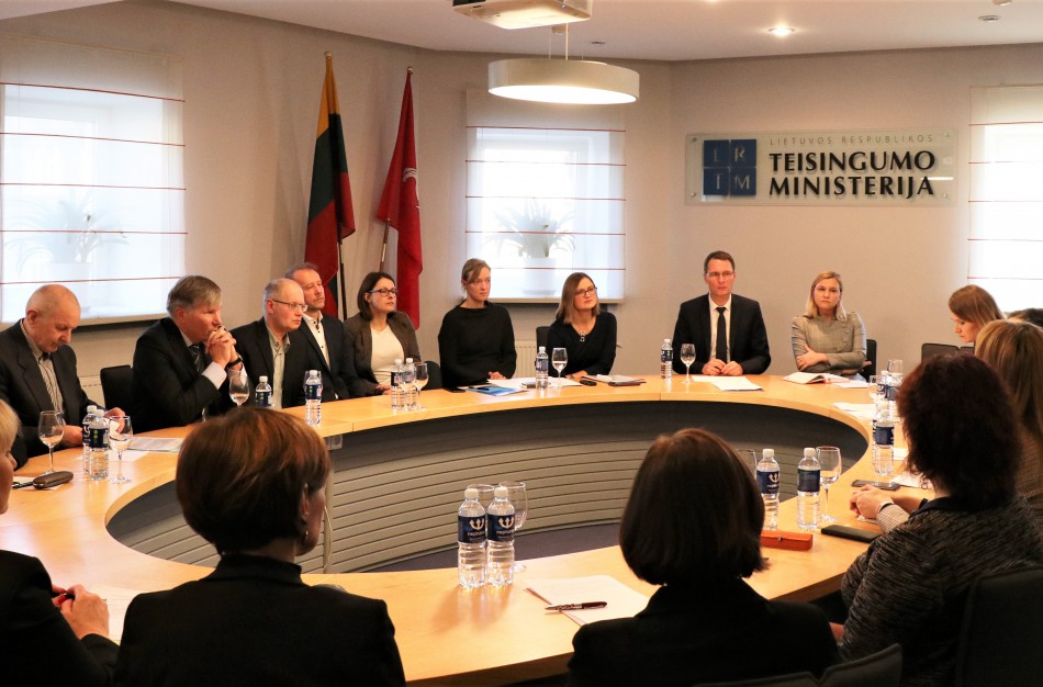 Po diskusijos apie vardų rašybą – siūlymas kreiptis į Konstitucinį Teismą