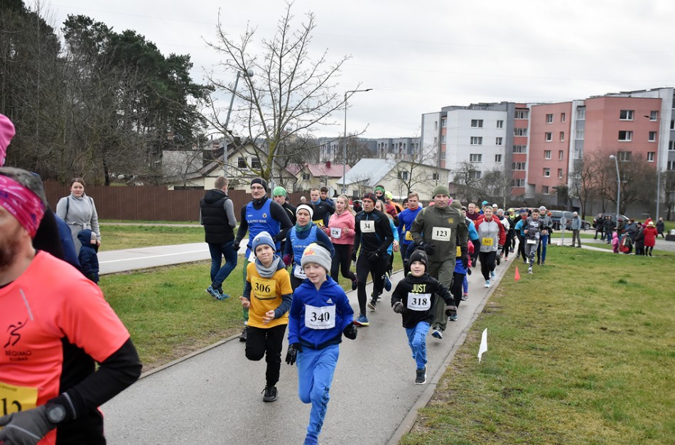 Tradiciniame žiemos bėgime apie septynias dešimtis entuziastų