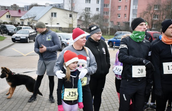Tradiciniame žiemos bėgime apie septynias dešimtis entuziastų