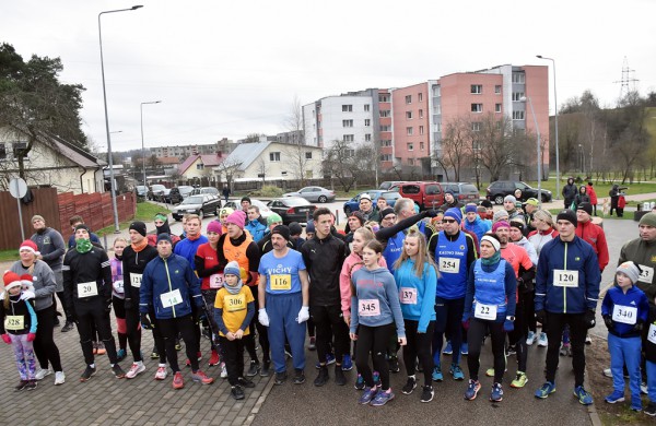 Tradiciniame žiemos bėgime apie septynias dešimtis entuziastų