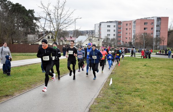 Tradiciniame žiemos bėgime apie septynias dešimtis entuziastų