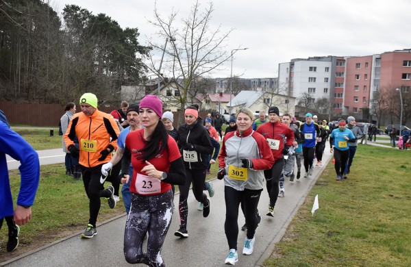 Tradiciniame žiemos bėgime apie septynias dešimtis entuziastų