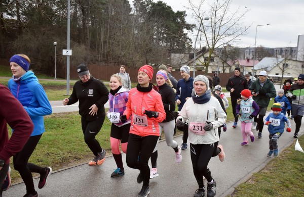 Tradiciniame žiemos bėgime apie septynias dešimtis entuziastų