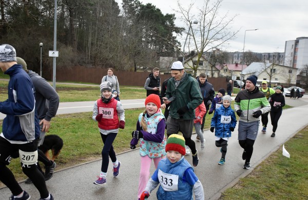 Tradiciniame žiemos bėgime apie septynias dešimtis entuziastų